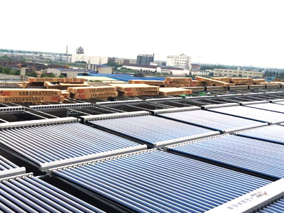 蓝孔雀化纤厂大型太阳能热水工程顺利交付